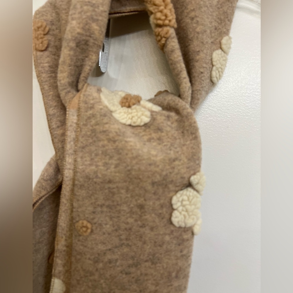 Sincerely Jules Tan Floral Scarf NWT - Picture 7 of 9